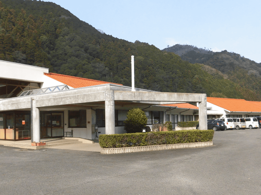 山を背にした外観  