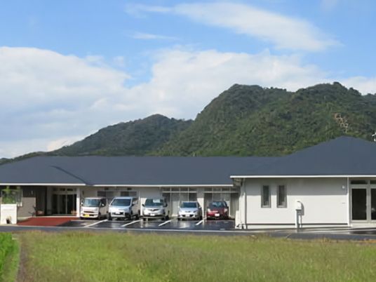 緑に囲まれた建物