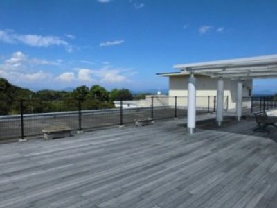 開放的な屋上テラス
