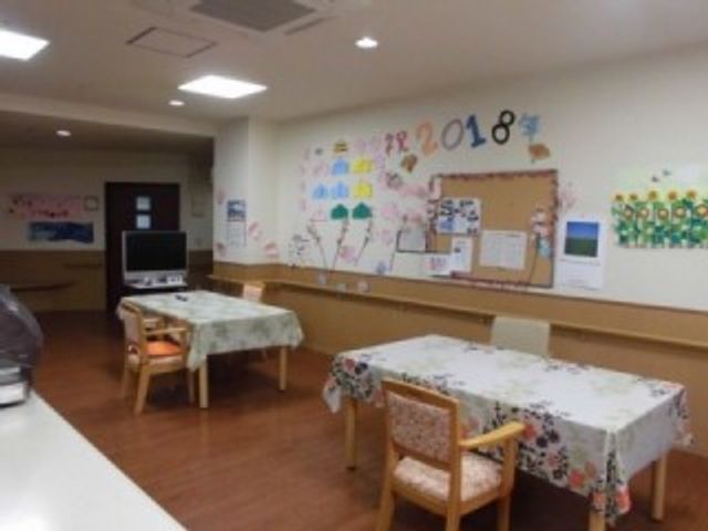 温かみのある共有スペース ラウンジ アットホームな雰囲気の中、多目的に利用できるスペースです。スタッフや入居者が集い、交流が生まれます。