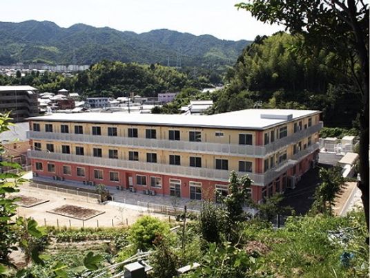 多階層の赤い建物
