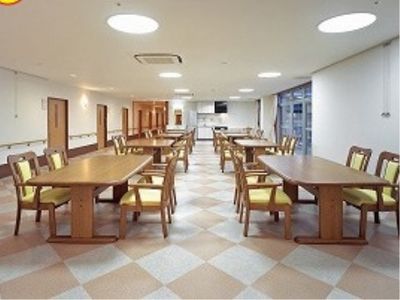 広々とした明るい食堂