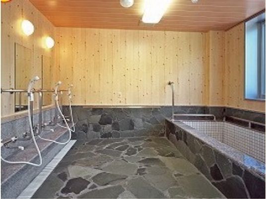 明るい木目調の浴室