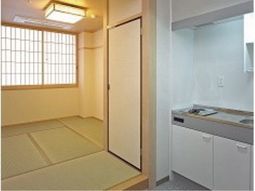 明るい和室と洋式キッチン