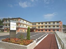 明るい外観の建物