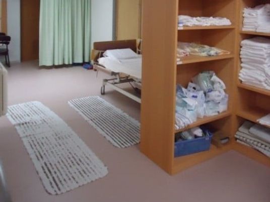 備品棚のある居室  