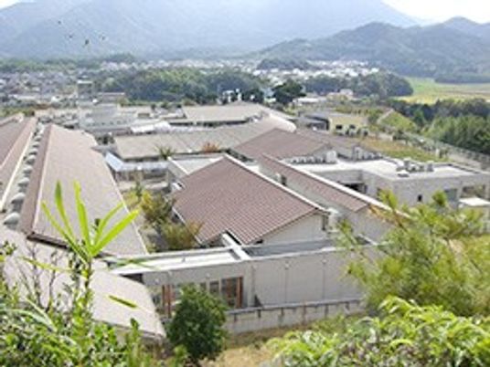 山並み望む施設外観  