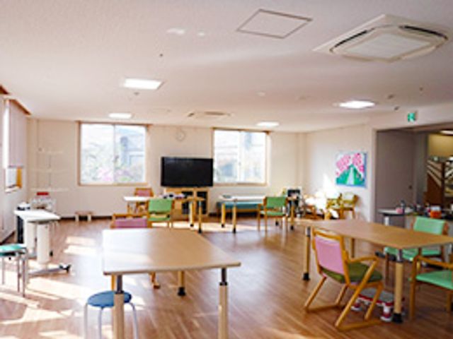 明るい共有スペース ラウンジ 広々としたラウンジでは、日差しが差し込む中でゆったりと過ごせます。交流の場として最適です。