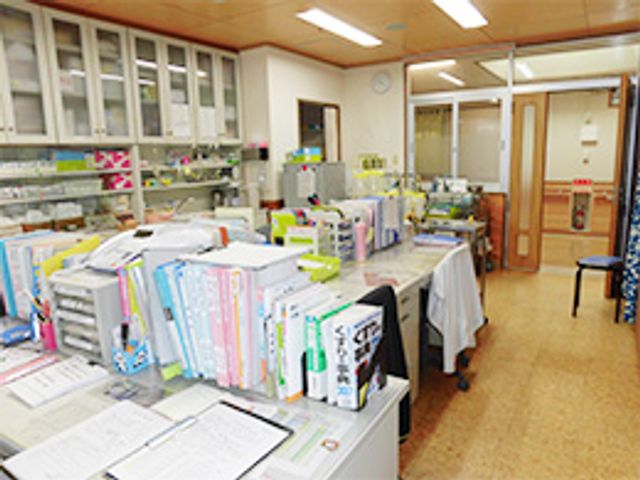 書類が並ぶ受付 フロント 広いカウンターが特徴の受付です。整理された書類が業務の効率をアップします。