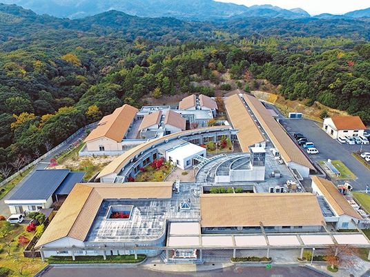 山に囲まれた施設外観  