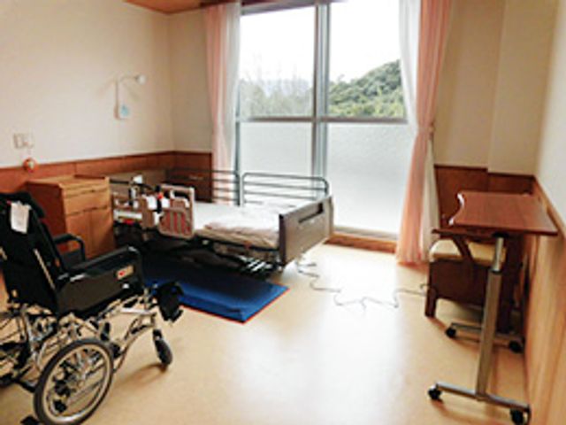 自然光が入る居室 居室   大きな窓から自然光が差し込む居心地の良い環境です。室内で快適に過ごせます。