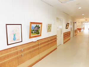 絵が飾られた廊下