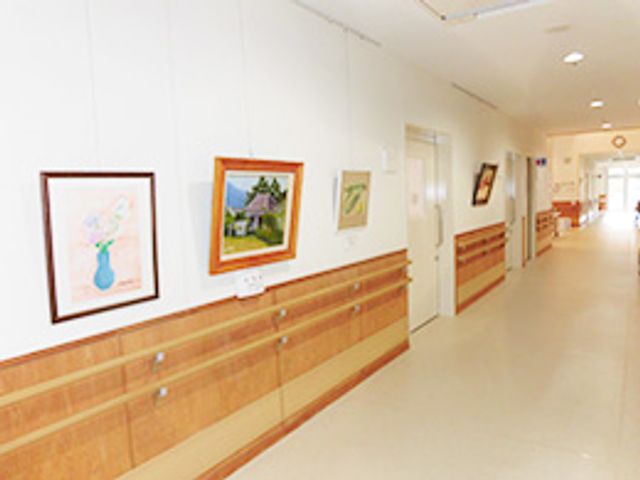 絵が飾られた廊下 廊下 明るい廊下には絵画が飾られており、温かい雰囲気を感じられます。