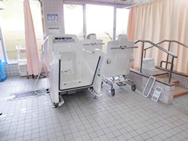 利用者に優しい浴室 浴室 段差のないバリアフリー設計の浴場です。広々とした空間で、安心して使用できます。