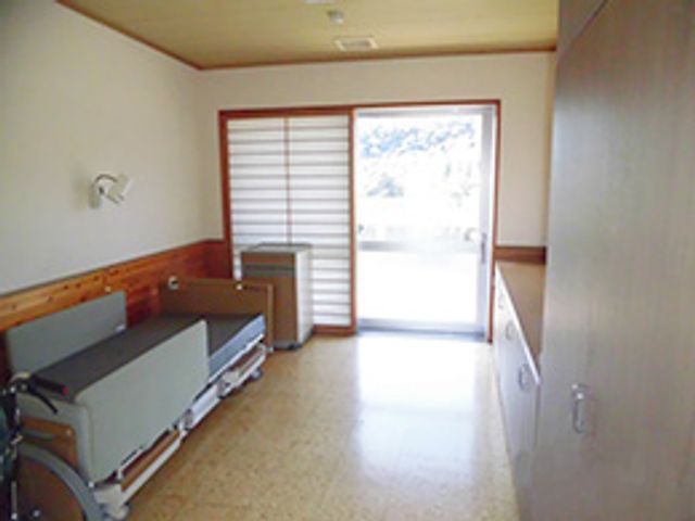 明るい部屋の居室 居室 自然光が心地良く差し込む、広々とした居室です。快適な生活をサポートします。