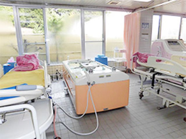 明るい浴室 浴室 広々とした浴室には大きな窓があり、自然光がたっぷり入ります。快適なケアが可能です。