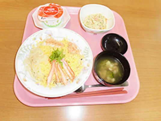 おいしい料理のトレイ