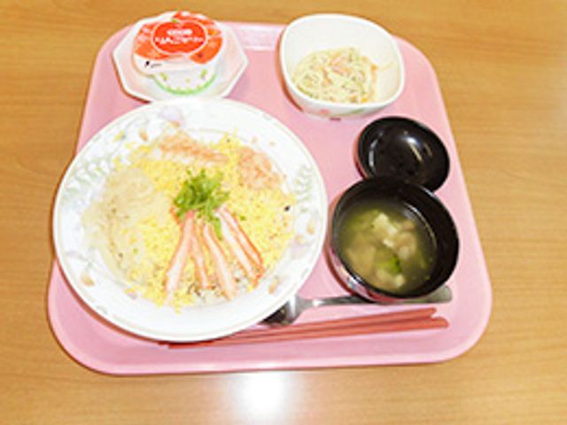 おいしい料理のトレイ 料理 彩り豊かな食事は、入居者の健康を考えてバランス良く配膳されています。