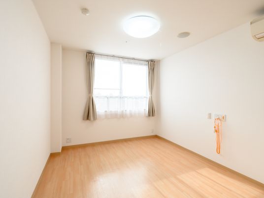 洋室の明るい居室