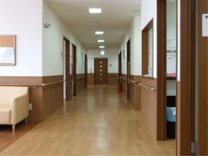 快適な施設の廊下