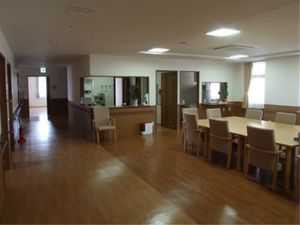 広々とした明るい食堂