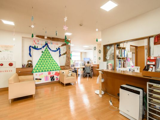 クリスマス飾りのロビー