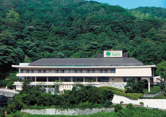 緑に囲まれた建物外観  