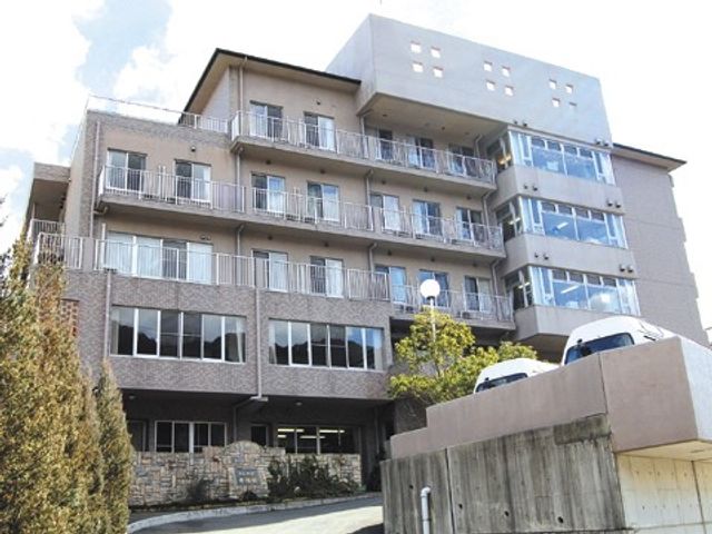多階層の建物の外観 外観 ゆったりとした造りの建物です。バルコニーがあり、自然光を多く取り入れ穏やかな環境が保たれています。