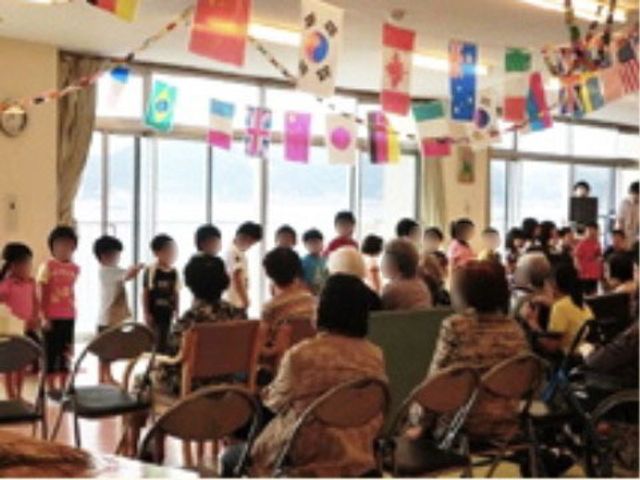 イベント行事のダイニングルーム イベント 子どもたちのパフォーマンスに囲まれ、居心地の良いダイニングで観客の皆様が和やかに過ごされています。明るく広々とした空間での交流が、日々の生活に彩りと潤いをもたらしてくれることでしょう。