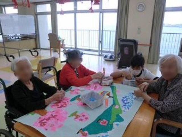 利用者の活動風景 イベント ゆとりある空間で、利用者同士が共同作業を楽しんでいらっしゃいます。そんな温かな交流の場が、職場環境の一端です。