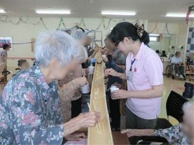 活動的な多目的室 イベント 明るく広々とした空間でレクリエーションを楽しんでいる方々の様子です。日々の活動が楽しく過ごせる環境を提供しています。