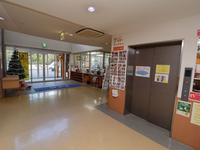 明るいエントランスホール 玄関ホール 広々としたエントランスは明るく開放的で、訪れる方々を温かく迎え入れます。スタッフの笑顔も印象的です。