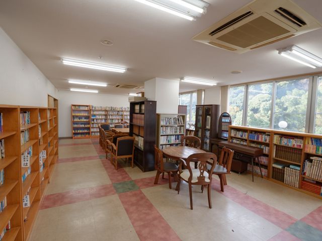 図書スペースの居室 デイサービス 書籍に囲まれた落ち着きのある居室です。ゆったりと読書を楽しむ空間が広がっています。