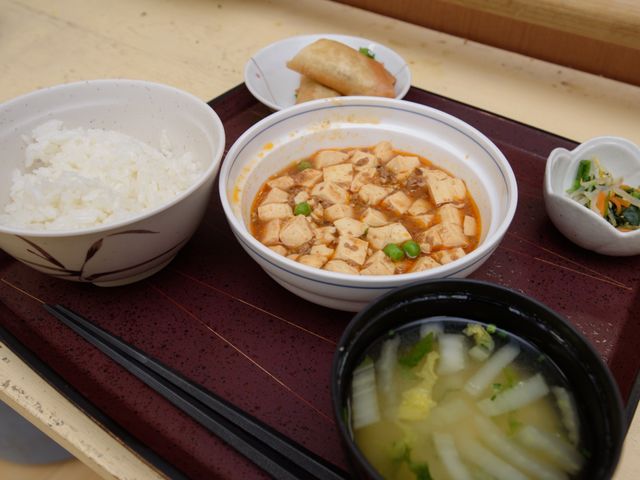 彩り豊かな和定食 食事 栄養バランスを考えた美味しい定食です。毎日の食事も楽しみの一つとなっております。