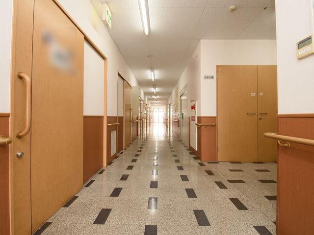 清潔な廊下の光景 廊下 手すりが設置された長い回廊を通り、安全かつゆとりを持って移動ができます。ゆったりとした空間は日々の気持ち良い通路となっております。