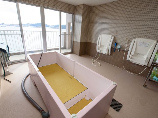 海の見える快適浴室 浴室 眺望を楽しみながらリラックスできる浴室です。安全に配慮した設備で、安心してご利用いただけます。