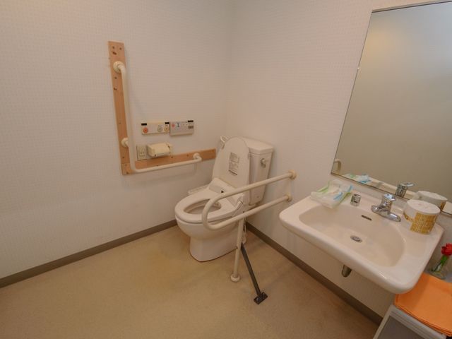 バリアフリー対応のトイレ トイレ 手すりが設置された清潔感のあるトイレです。使い勝手を考えた設計になっていて、安心してお使いいただけます。