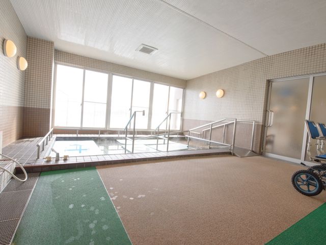明るい浴室の様子 大浴場 ゆったりとした造りの浴室で、手すりや車椅子対応の設備が整っており、快適にご利用いただけます。