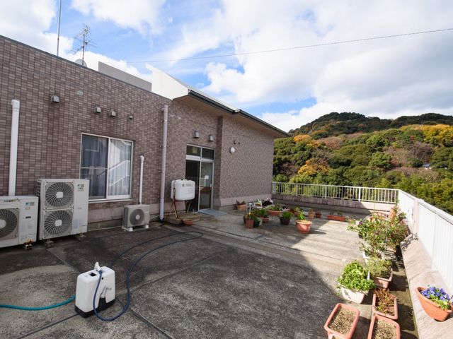 緑溢れるテラスの全景 屋上 開放的で自然を身近に感じられるテラスです。日々のくつろぎの時間や憩いの場としてご活用いただけます。