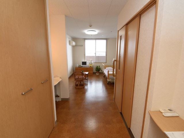 居室の廊下と入口 居室 廊下から柔らかな光が差し込む居室への入口です。清潔感があり、心温まる空間となっております。