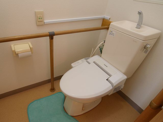 バリアフリー設計のトイレ トイレ 安心してお使いいただける、手すり付きのトイレ空間です。ゆったりとした間取りで、快適にご利用頂けます。