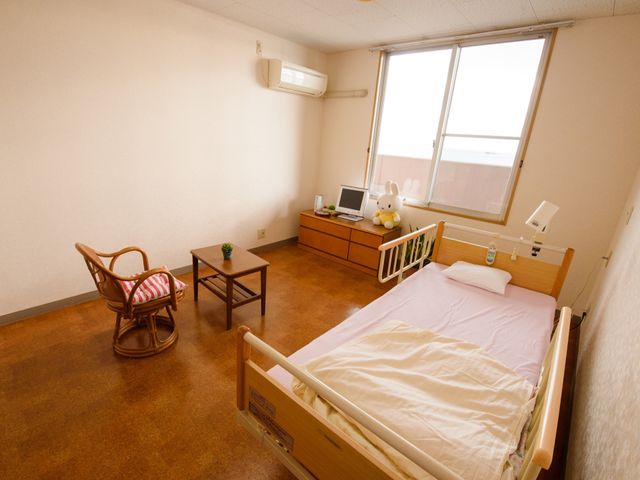 居心地の良い居室 居室 ゆとりある空間で日当たりの良い部屋です。快適な個室で心地よい時間をお過ごしいただけます。