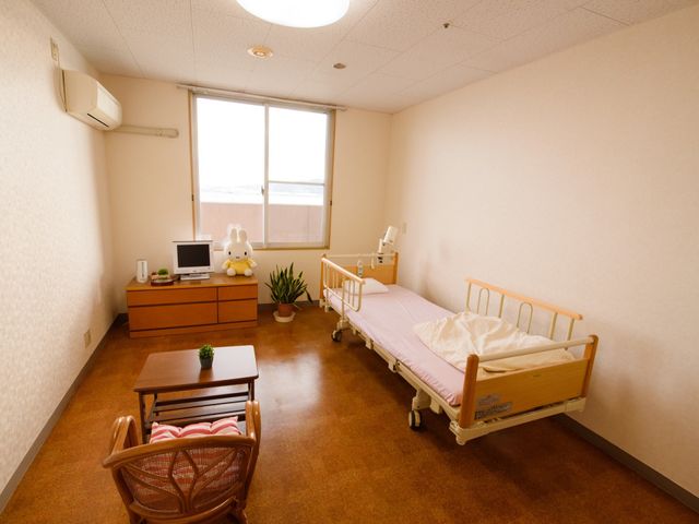 居心地の良い居室風景 居室 広々とした明るい空間が特徴の個室です。日常生活を快適に過ごせるよう、ベッドや家具が整えられています。
