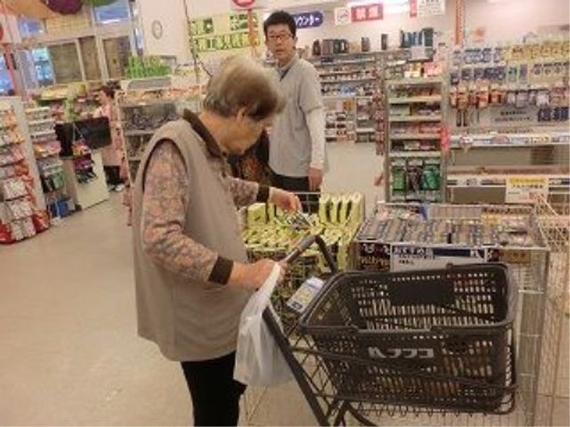 高齢者の買い物風景 レクリエーション お客様に寄り添う姿勢を大切にし、日常生活を全面的にサポートしております。スタッフは常に安全と快適を提供することに尽力しています。