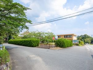 緑に囲まれた施設外観  