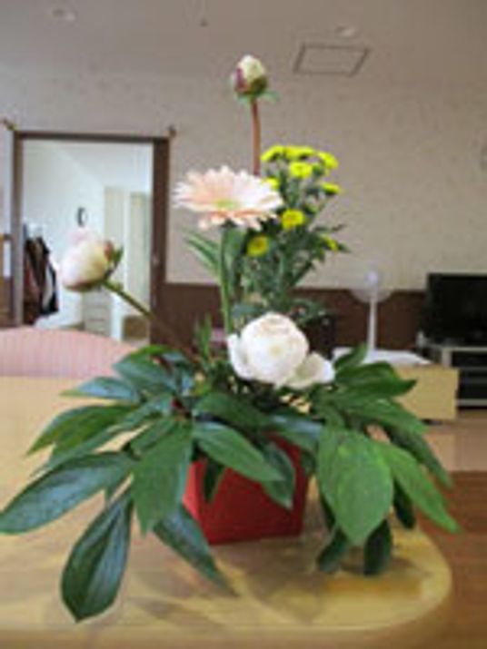 花が飾られたテーブル