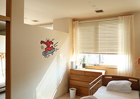 明るい窓辺の居室