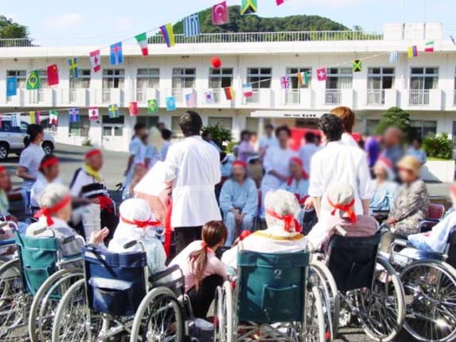 イベントが行われる中庭 中庭 利用者とスタッフが一緒に楽しめるイベントの様子です。活気ある雰囲気が魅力です。
