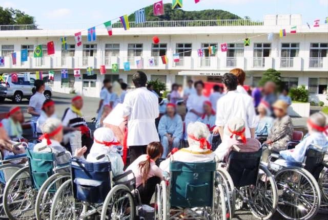 イベントが行われる中庭 中庭 利用者とスタッフが一緒に楽しめるイベントの様子です。活気ある雰囲気が魅力です。