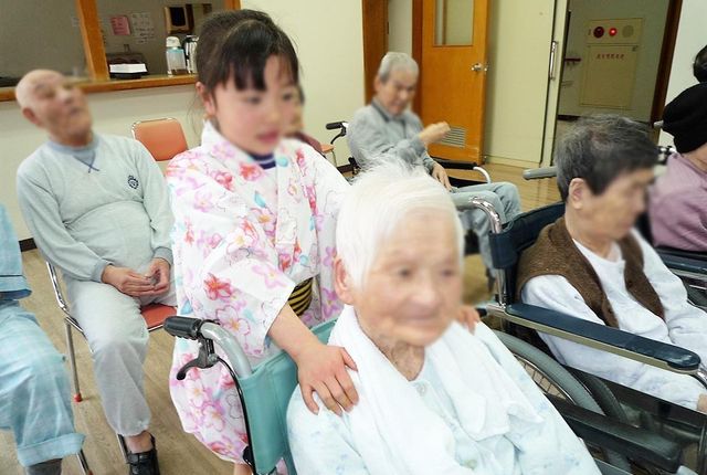 温かい交流の空間 多目的室 車椅子に座った方々が集まり、若い人と温かいふれ合いを楽しむスペースです。
